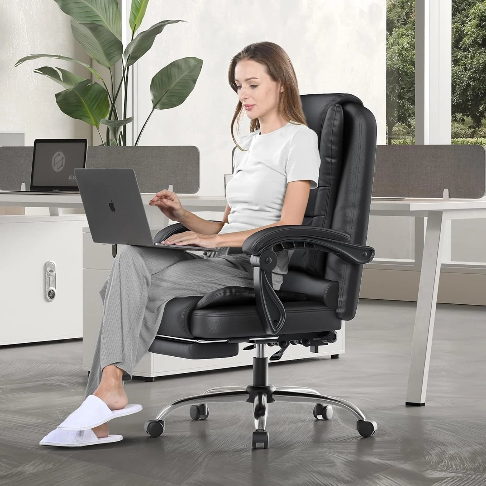 Silla de oficina ejecutiva con sillón reclinable ergonómico, reposapiés y respaldo alto.
