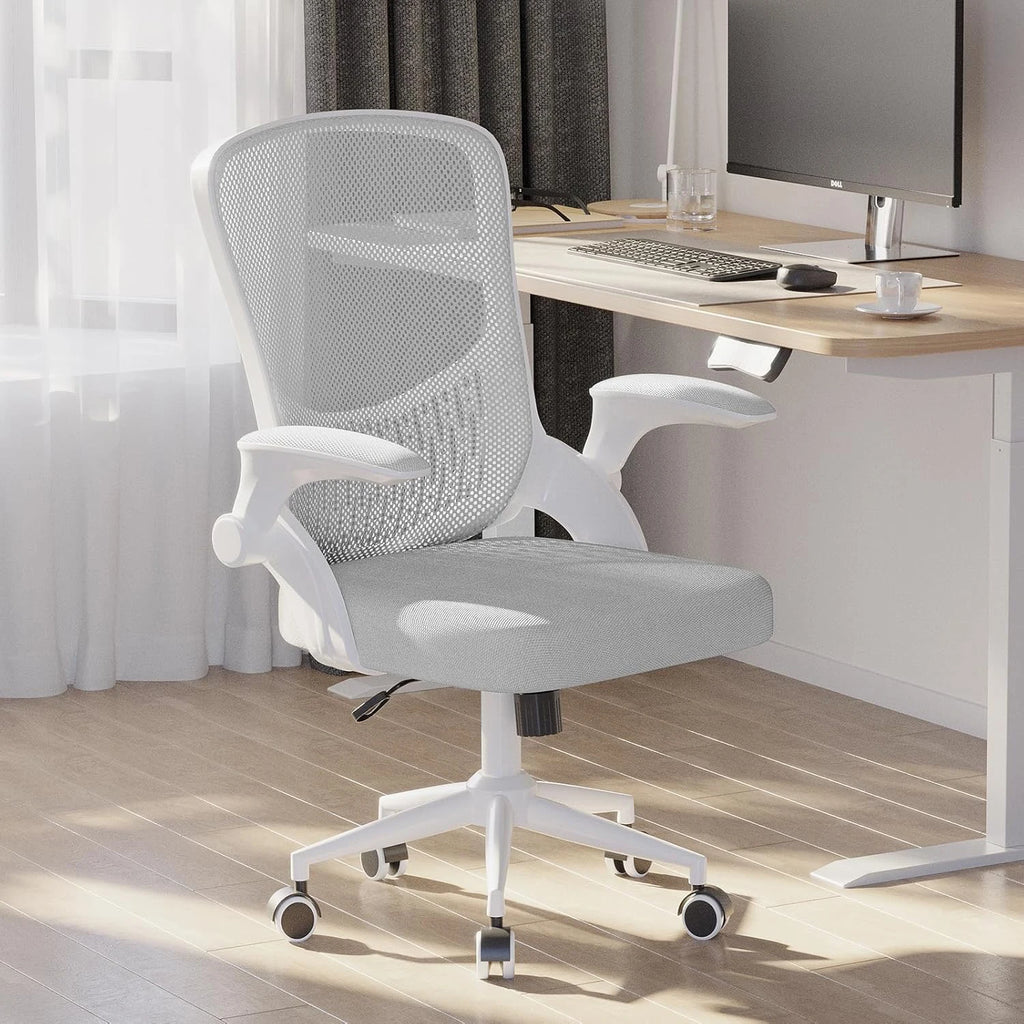 Silla ergonómica de oficina con reposabrazos plegables de 90°, soporte lumbar y acolchado de malla transpirable para oficina en casa.