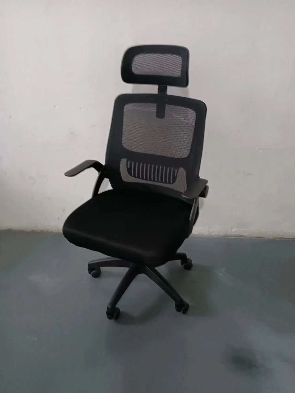 Silla de oficina ergonómica con soporte lumbar y función giratoria para oficina en casa, juegos o escritorio. Carga máxima de 100 kg. Disponible en negro, gris y blanco. Perfecta para sentarse cómodamente y ser productiva.