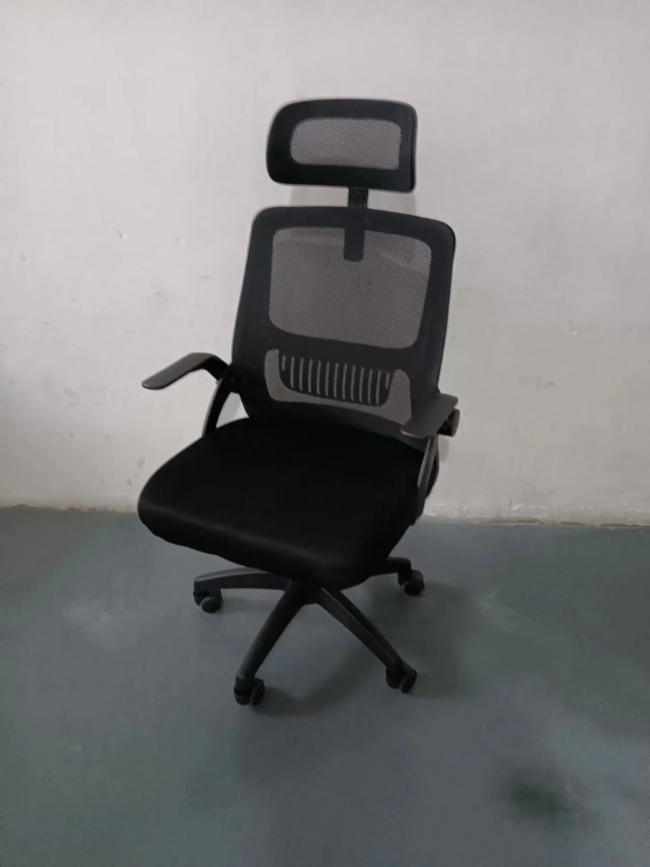 Silla de oficina ergonómica con soporte lumbar y función giratoria para oficina en casa, juegos o escritorio. Carga máxima de 100 kg. Disponible en negro, gris y blanco. Perfecta para sentarse cómodamente y ser productiva.