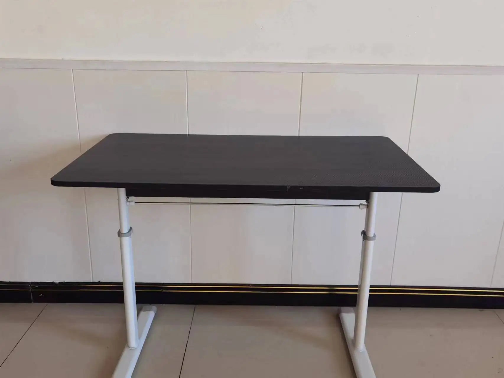 Escritorio elevable, altura regulable 63-90cm, mesa de computadora blanca con tamaño de 80*60cm y tablero de 1,5 cm de grosor, perfecto para juegos y uso en la oficina.