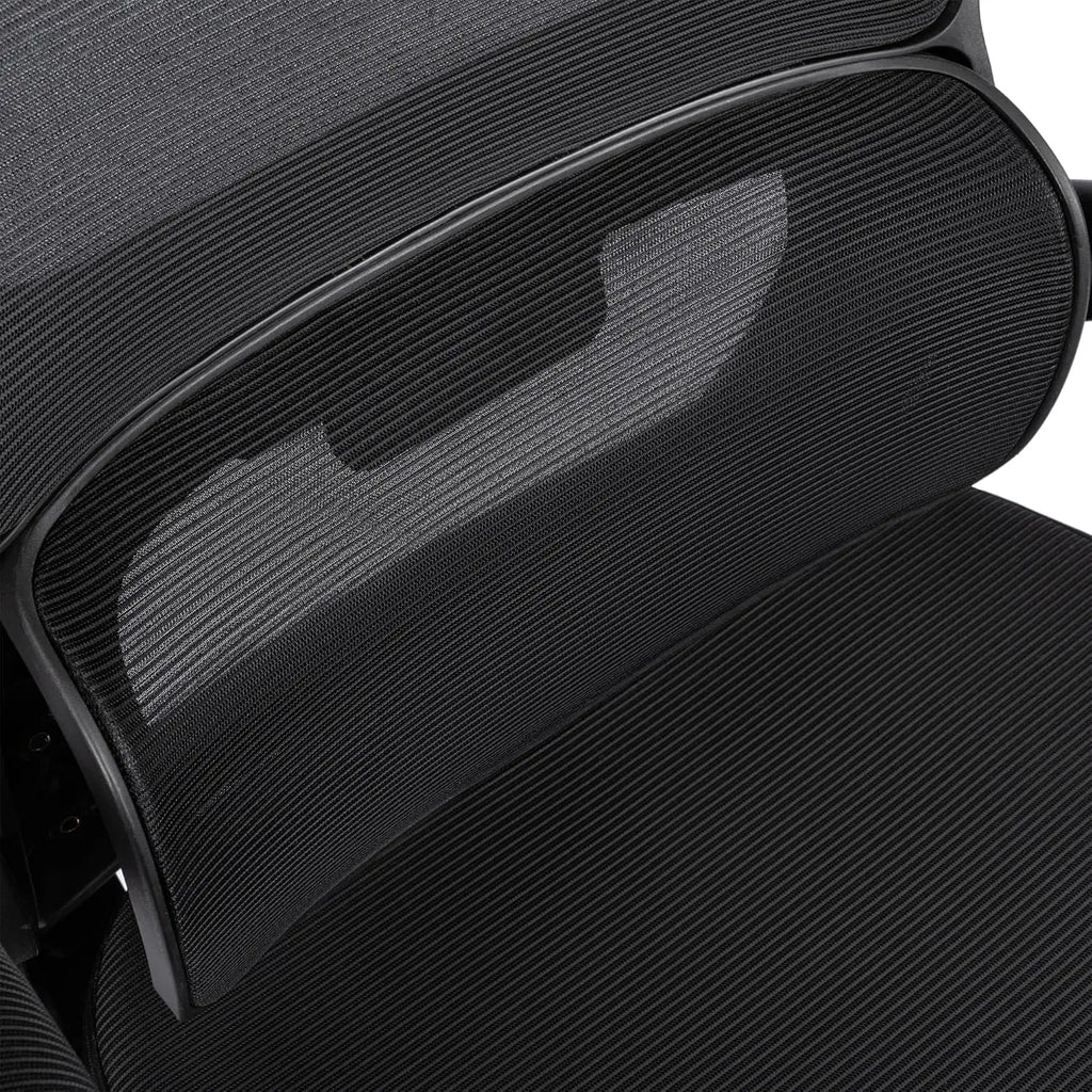 Silla de oficina ergonómica con respaldo de malla transpirable y reposacabezas ajustable. Asiento acolchado y cómodo.