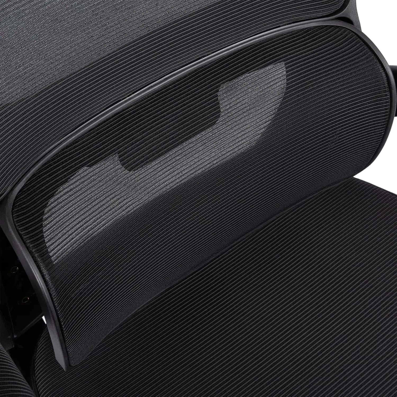 Silla de oficina ergonómica con respaldo de malla transpirable y reposacabezas ajustable. Asiento acolchado y cómodo.