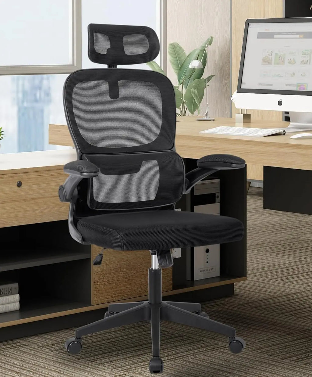 Silla de oficina ergonómica con respaldo de malla transpirable y reposacabezas ajustable. Asiento acolchado y cómodo.