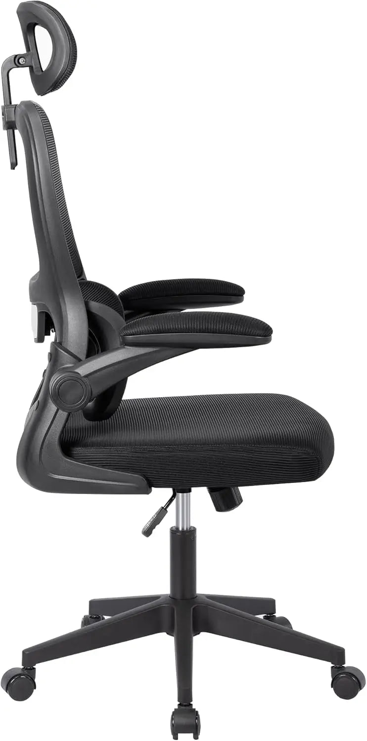 Silla de oficina ergonómica con respaldo de malla transpirable y reposacabezas ajustable. Asiento acolchado y cómodo.